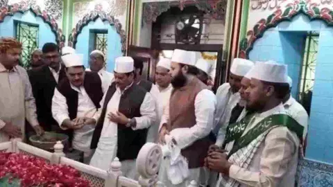 दरगाह पर उमड़ा आस्था का सैलाब, शिवपाल यादव ने की चादरपोशी, अमन-चैन की मांगी दुआ