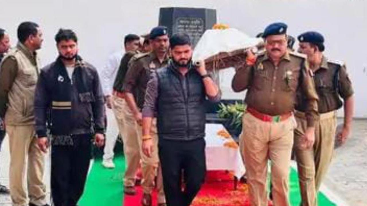 UP Police Constable Karan Singh Dies on Duty in Etah, Given Guard of ...