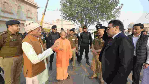 ध्वजारोहण कार्यक्रम की तैयारियां तेज, निरीक्षण करने अयोध्या पहुंचे सीएम योगी ध्वजारोहण कार्यक्रम की तैयारियां तेज, निरीक्षण करने अयोध्या पहुंचे सीएम योगी