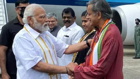 ‘आप पार्टी में क्यों हैं?’ एक बार फिर PM मोदी की तारीफ कर बुरे फंसे थरूर, कांग्रेस ने लगाई क्लास