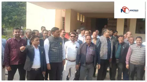 Etah News कमिश्नर के हस्तक्षेप के बाद भी न सुलझा बार एसोसिएशन–तहसीलदार विवाद, 22वें दिन भी धरना जारी