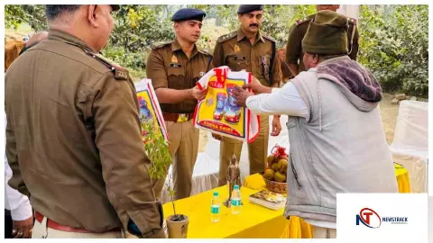Aligarh News एसएसपी नीरज सिंह के निर्देशन में एसपी ग्रामीण ने चौकीदार व होमगार्ड को शीतकालीन किट दी Aligarh News एसएसपी नीरज सिंह के निर्देशन में एसपी ग्रामीण ने चौकीदार व होमगार्ड को शीतकालीन किट दी