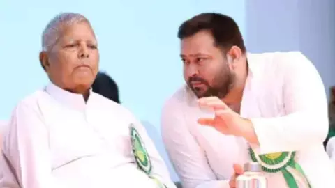 मारब सिक्सर के 6 गोली छाती मा... बिहार में हार के बाद आरजेडी ने 32 गायकों को भेजा नोटिस, जानें वजह