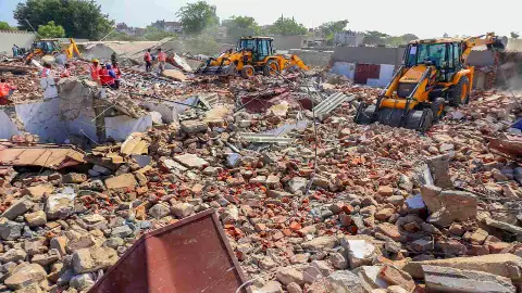 अहमदाबाद में गरजे 15 बुलडोजर! एक झटके में 925 घर हुए धराशायी, नगर निगम का सबसे बड़ा एक्शन