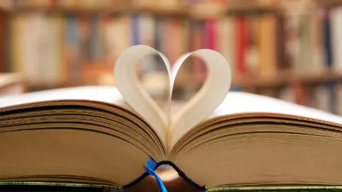 Book Lovers Day: किताबों के दीवानों के लिए जन्नत हैं ये 5 खास होटल्स Book Lovers Day: किताबों के दीवानों के लिए जन्नत हैं ये 5 खास होटल्स