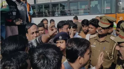 Pilibhit News: सीओ ट्रैफिक पर अभद्रता का लगा आरोप, विद्यार्थी परिषद कार्यकर्ताओं ने किया प्रदर्शन Pilibhit News: सीओ ट्रैफिक पर अभद्रता का लगा आरोप, विद्यार्थी परिषद कार्यकर्ताओं ने किया प्रदर्शन