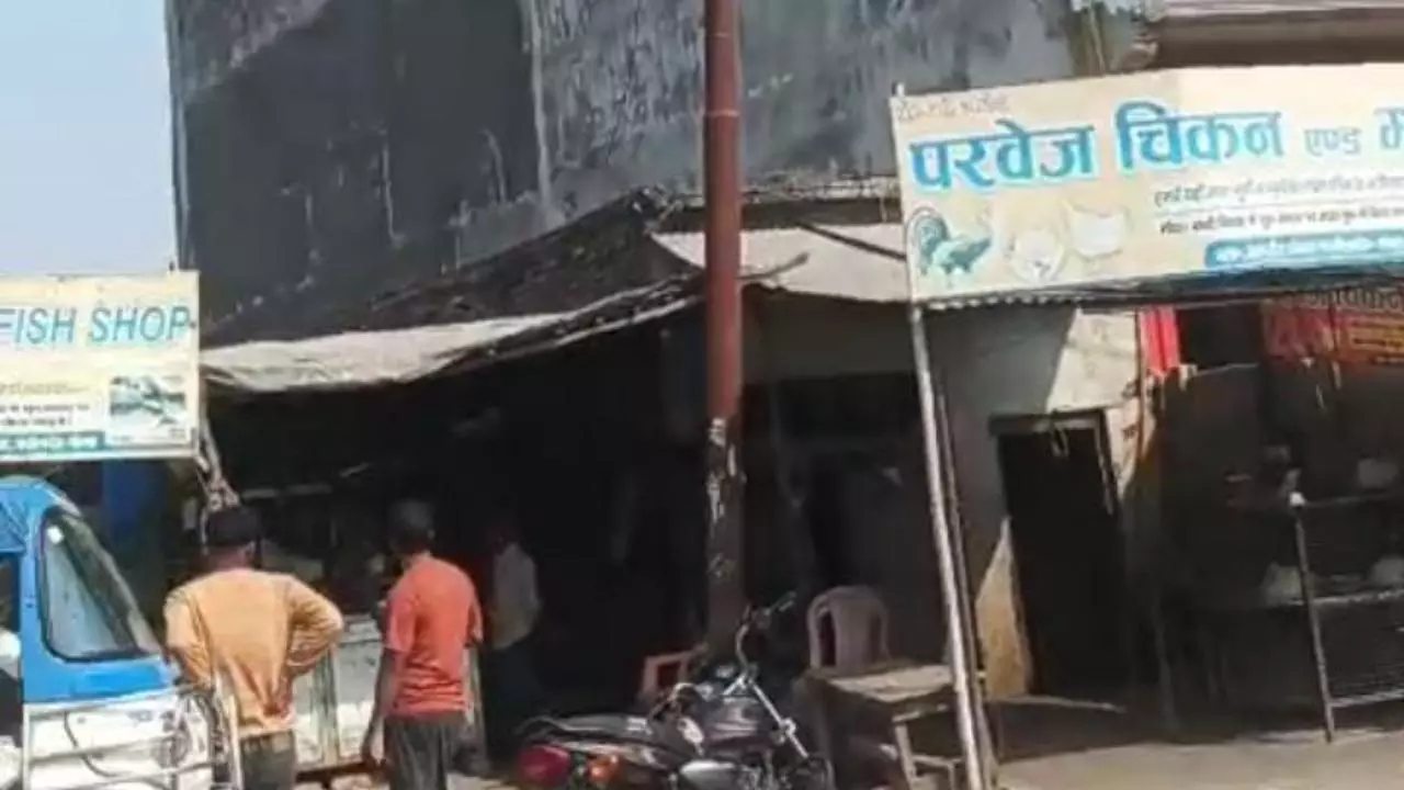 Gonda News: कर्नलगंज में खुलेआम अवैध मीट दुकानों का साम्राज्य, प्रशासन मौन, जनता परेशान!