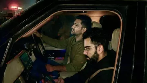 विराट के ड्राइवर बने धोनी! रांची में जय-वीरू की जोड़ी ने मचाया धमाल,पार्टी के बाद खुद छोड़ने आए होटल विराट के ड्राइवर बने धोनी! रांची में जय-वीरू की जोड़ी ने मचाया धमाल,पार्टी के बाद खुद छोड़ने आए होटल