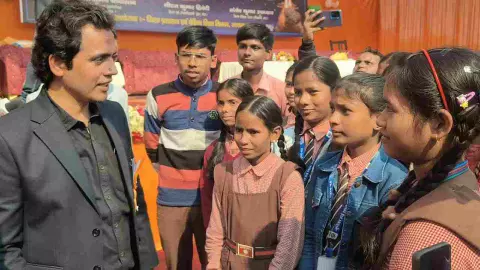 इसरो स्पेस एप्लीकेशन सेंटर के डायरेक्टर डा. निलेश एम देसाई पहुंचे मऊ