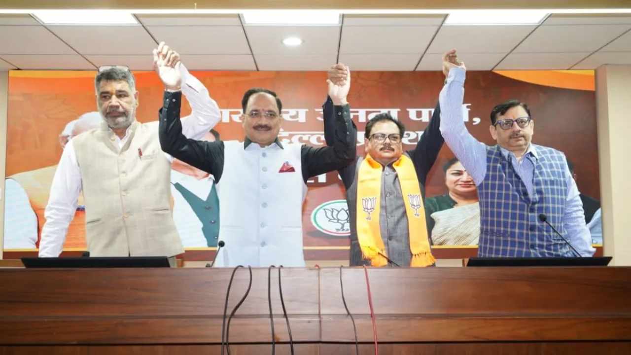 AAP Vice President Rajesh Gupta Quits, Joins BJP Ahead of MCD Bypoll ...