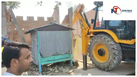 Chandauli News : गरीब की झोपड़ी पर गरजता बुलडोजर: बड़े मठ के अतिक्रमणकारी बचे Chandauli News : गरीब की झोपड़ी पर गरजता बुलडोजर: बड़े मठ के अतिक्रमणकारी बचे