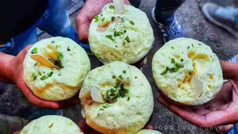 गुलाबी ठंड और मलइयो का स्वाद! ये खास मिठाई सिर्फ सर्दियों में ही उपलब्ध गुलाबी ठंड और मलइयो का स्वाद! ये खास मिठाई सिर्फ सर्दियों में ही उपलब्ध