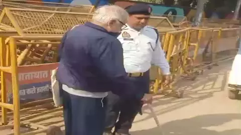 Traffic policemans neck work, video goes viral Traffic policemans neck work, video goes viral