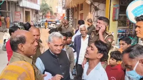 Mathura News: दवा के लेने के बाद ढाई साल की बच्ची की मौत, डॉक्टर पर लापरवाही का आरोप Mathura News: दवा के लेने के बाद ढाई साल की बच्ची की मौत, डॉक्टर पर लापरवाही का आरोप