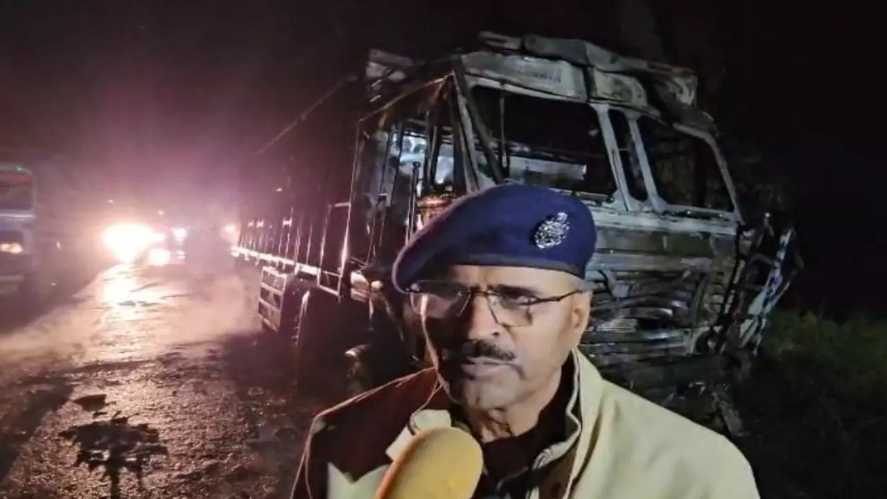 Chitrakoot: ट्रक-बाइक टक्कर, दो युवकों की मौत; ट्रक-बाइक जलकर राख
