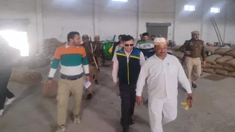 Commissioner inspects paddy procurement centers in Chitrakoot, warns officials