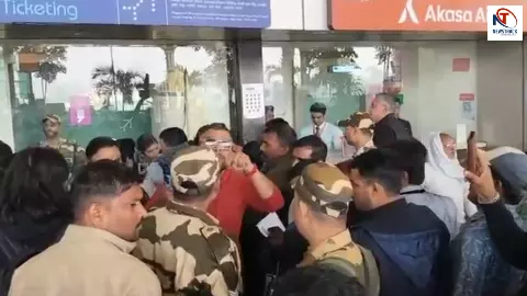 लखनऊ एयरपोर्ट बना जंग का मैदान! एक दूसरे को जमीन पर गिरा गिराकर की मार-पीट, पत्रकारों तक को नहीं छोड़ा लखनऊ एयरपोर्ट बना जंग का मैदान! एक दूसरे को जमीन पर गिरा गिराकर की मार-पीट, पत्रकारों तक को नहीं छोड़ा