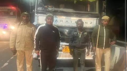 Chitrakoot News: अवैध खनन पर प्रशासन का बड़ा एक्शन: दो दिनों में टास्क फोर्स ने 8 ओवरलोड वाहन पकड़े