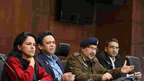 UP में कोडीन सिरप पर सबसे बड़ा एक्शन! अब तक 3.5 लाख बोतलें जब्त, 35 गिरफ्तार...