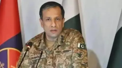 Pak DG ISPR winks at Female Journalist Pak DG ISPR winks at Female Journalist