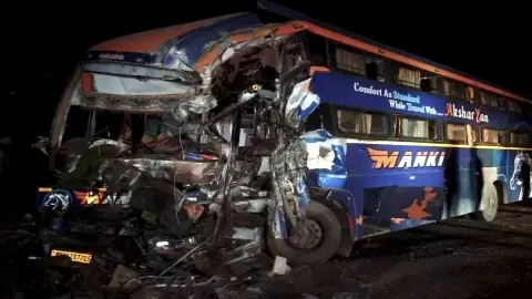 नेशनल हाईवे पर मौत का तांडव! ट्रक ने बस को मारी भयानक टक्कर, उड़ गए परखच्चे, 4 की मौत, 28 घायल