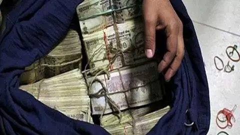 500-1000 के पुराने नोटों का अंबार! दिल्ली पुलिस ने मारी सबसे बड़ी रेड, नजारा देख घूम गया सिर, 4 अरेस्ट