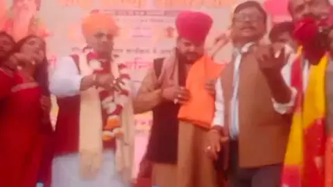 Condolences from the stage: Sant Dr. Brijbhushan emotional over Ram Vilas Vedantis death Condolences from the stage: Sant Dr. Brijbhushan emotional over Ram Vilas Vedantis death