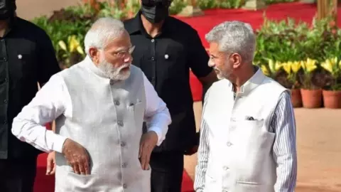 अब अमेरिका नहीं, भारत तय करेगा दिशा! मुस्लिम वर्ल्ड और इजरायल के बीच मोदी-जयशंकर ने खींची नई लकीर अब अमेरिका नहीं, भारत तय करेगा दिशा! मुस्लिम वर्ल्ड और इजरायल के बीच मोदी-जयशंकर ने खींची नई लकीर