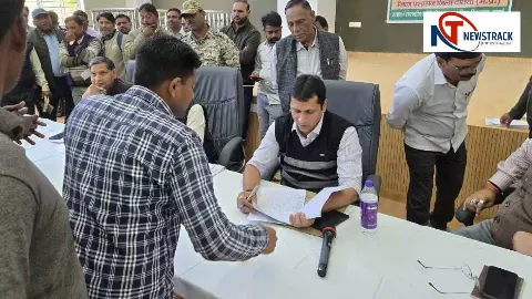 इसको तुरंत सस्पेंड करो... DM का पटवारी पर ऑन द स्पॉट एक्शन, वीडियो हो गया वायरल इसको तुरंत सस्पेंड करो... DM का पटवारी पर ऑन द स्पॉट एक्शन, वीडियो हो गया वायरल