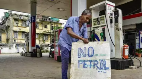आज से दिल्ली में नहीं मिलेगा फ्यूल...! प्रदुषण पर एक्शन में सरकार, लागू हुआ नया नियम, पेट्रोल पंप पर भारी पुलिस बल तैनात आज से दिल्ली में नहीं मिलेगा फ्यूल...! प्रदुषण पर एक्शन में सरकार, लागू हुआ नया नियम, पेट्रोल पंप पर भारी पुलिस बल तैनात