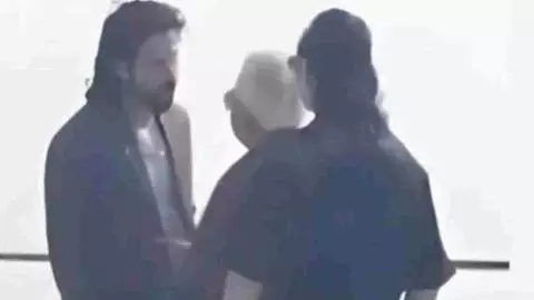 Awarapan 2 से Emraan Hashmi का धांसू लुक लीक, एक्साइटेड हुए फैंस, जानिए रिलीज डेट भी Awarapan 2 से Emraan Hashmi का धांसू लुक लीक, एक्साइटेड हुए फैंस, जानिए रिलीज डेट भी