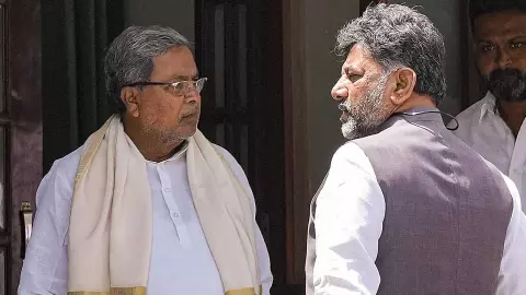कर्नाटक में CM पद पर बड़ा फेरबदल! आधी रात को डिनर टेबल पर मिले 30 विधायक, सिद्धारमैया छोड़ेंगे कुर्सी?