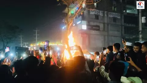 बांग्लादेश में हिंदू युवक की हत्या के बाद लाश को सड़क पर घसीटा, फिर पेड़ से लटकाकर जलाया, वहशी भीड़ का नंगा नाच बांग्लादेश में हिंदू युवक की हत्या के बाद लाश को सड़क पर घसीटा, फिर पेड़ से लटकाकर जलाया, वहशी भीड़ का नंगा नाच
