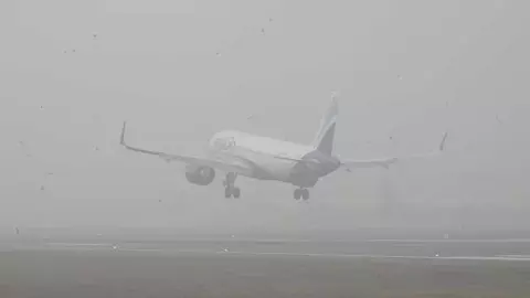 कोहरे की मार...मुसीबत बेशुमार! हवा से जमीन तक थम गयी दिल्ली, 177 रद्द उड़ाने रद्द, AQI ने तोड़े सारे रिकॉर्ड कोहरे की मार...मुसीबत बेशुमार! हवा से जमीन तक थम गयी दिल्ली, 177 रद्द उड़ाने रद्द, AQI ने तोड़े सारे रिकॉर्ड