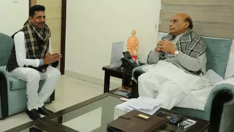 BJP candidate Suryamuni Tiwari meets Defense Minister BJP candidate Suryamuni Tiwari meets Defense Minister