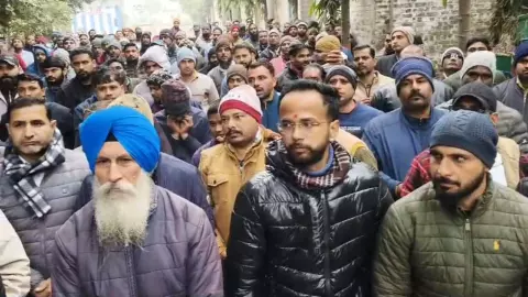 Saharanpur:सहारनपुर रेलवे यार्ड में रेल कर्मचारियों का आक्रोश, बिना कारण ट्रांसफर के खिलाफ धरना जारी