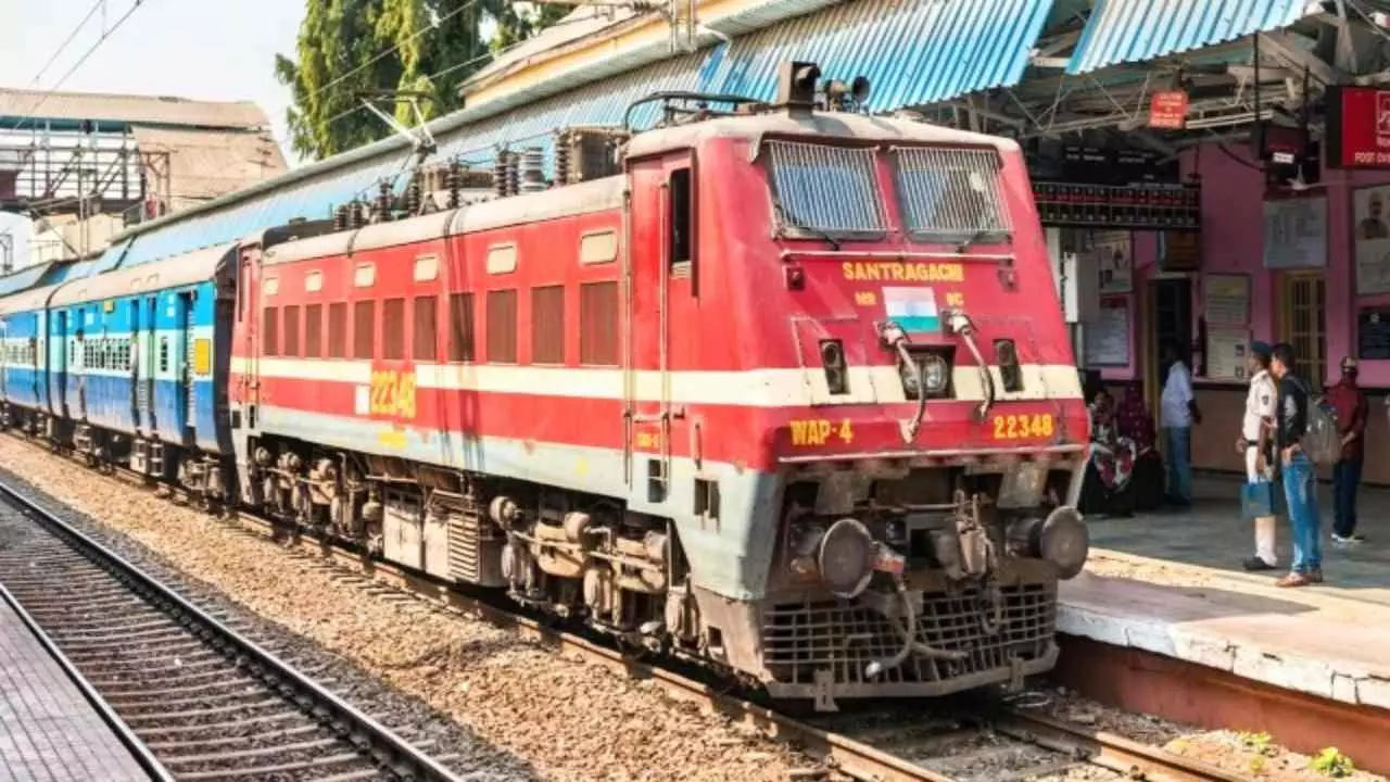 रेलवे की छप्परफाड़ कमाई! ट्रेन यात्रियों को लगा सबसे बड़ा झटका, बढ़ गए टिकट के दाम