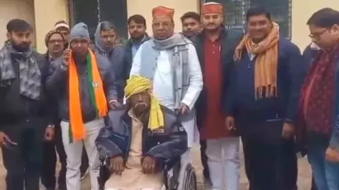 जादुई व्हील चेयर! फोटो खिंचवाते ही उठकर चलने लगा शख्स, अब विधायक ने दी सफाई