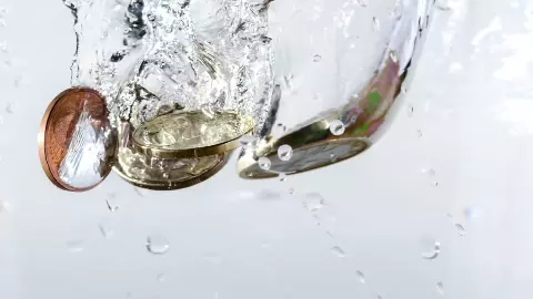 तांबे का सिक्का जल में डालते ही जागृत होती है किस्मत, जानें पूरा रहस्य
