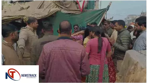 Chandauli News : चंदौली में किन्नर समाज का चहनिया चौराहे पर जाम, बम हमले से आक्रोश Chandauli News : चंदौली में किन्नर समाज का चहनिया चौराहे पर जाम, बम हमले से आक्रोश