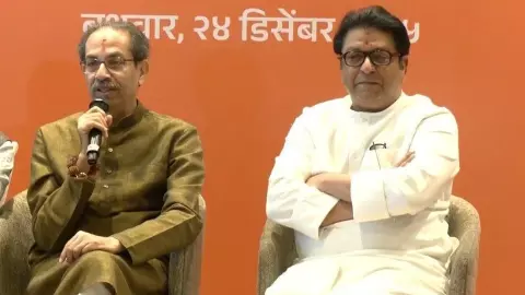 मुंबई में फिर गूंजेगी ठाकरे ब्रांड की दहाड़! 20 साल बाद एक हुए दो भाई, दिल्ली तक मची हलचल मुंबई में फिर गूंजेगी ठाकरे ब्रांड की दहाड़! 20 साल बाद एक हुए दो भाई, दिल्ली तक मची हलचल