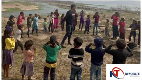 Chandauli News : चंदौली के हिनउत घाट में इप्सिता वेलफेयर सोसाइटी ने बच्चों में शिक्षा और खुशी जगाई Chandauli News : चंदौली के हिनउत घाट में इप्सिता वेलफेयर सोसाइटी ने बच्चों में शिक्षा और खुशी जगाई
