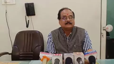 Mathura News: गिर्राज ट्रेडर्स फैक्ट्री में प्रदर्शन, बोनस और व्यवहार को लेकर कर्मचारियों में आक्रोश