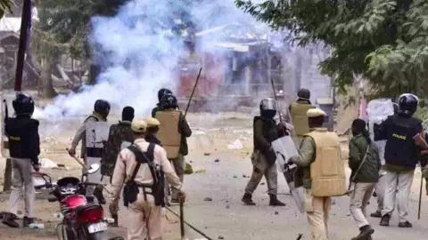 असम के कार्बी आंगलोंग हिंसा में 173 सुरक्षाकर्मी घायल, पुलिस ने बताया तनाव के बीच धीरे-धीर...