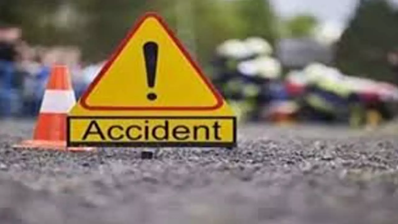 चलती ट्रैक्टर ट्रॉली के नीचे आया युवक, अनाथ हुए 3 बच्चे