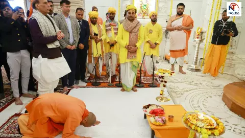 अयोध्या में रामलला के दरबार में योगी-राजनाथ: हनुमानगढ़ी में टेका मत्था, मां अन्नपूर्णा मंदिर के शिखर पर फहराई धर्मध्वजा! अयोध्या में रामलला के दरबार में योगी-राजनाथ: हनुमानगढ़ी में टेका मत्था, मां अन्नपूर्णा मंदिर के शिखर पर फहराई धर्मध्वजा!
