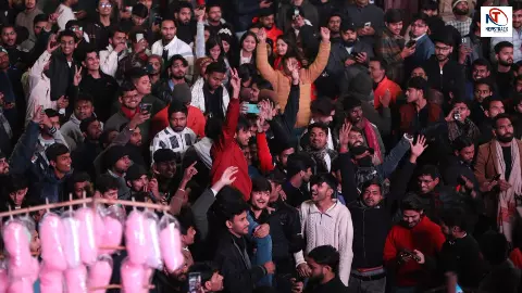 नए साल के जश्न में डूबा लखनऊ: हजरतगंज में उमड़ा जनसैलाब, रोशनी और आतिशबाजी से जगमगाया आसमान नए साल के जश्न में डूबा लखनऊ: हजरतगंज में उमड़ा जनसैलाब, रोशनी और आतिशबाजी से जगमगाया आसमान