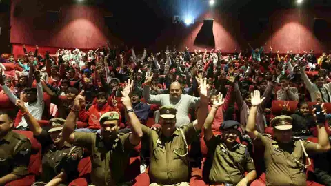 Lucknow पुलिस ने अनाथ बच्चों के साथ मनाया नया साल, दिखाई देशभक्ति की फिल्म 21 Lucknow पुलिस ने अनाथ बच्चों के साथ मनाया नया साल, दिखाई देशभक्ति की फिल्म 21
