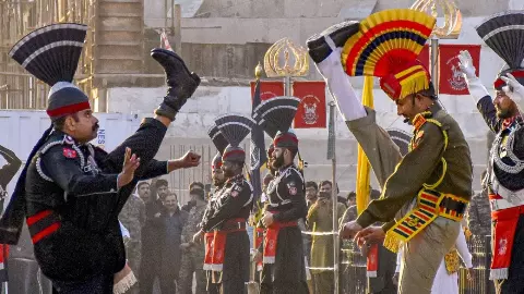 खून की प्यासी सेनाएं, पर परमाणु ठिकानों पर भाईचारा! भारत-पाकिस्तान की इस अजीबोगरीब डील का खौफनाक सच खून की प्यासी सेनाएं, पर परमाणु ठिकानों पर भाईचारा! भारत-पाकिस्तान की इस अजीबोगरीब डील का खौफनाक सच