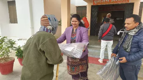 Sensitive initiatives of administration in cold wave, ADM Shalini Prabhakar distributes blankets